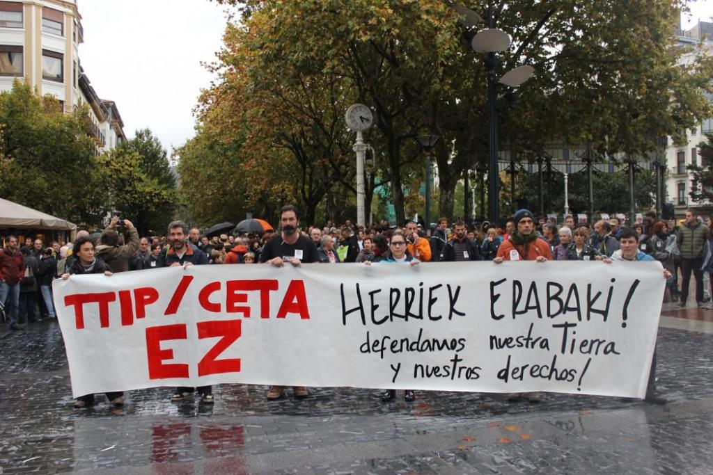 Manifestazioa egin dute Europar Batasunaren merkataritza politikak salatzeko