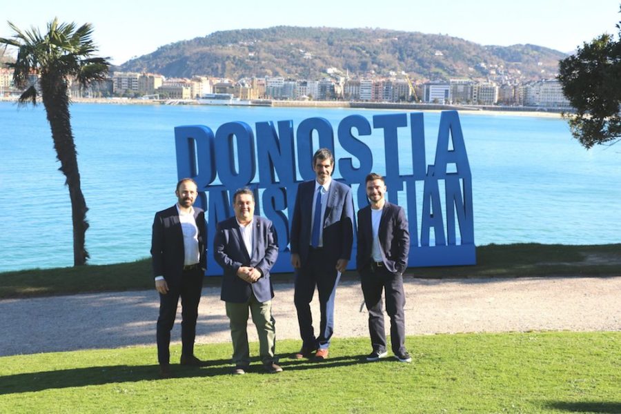 Agintariak 'Donostia-San Sebastian' instalazioaren aurrean, Miramar parkean. (Argazkia: Donostiako Udala)