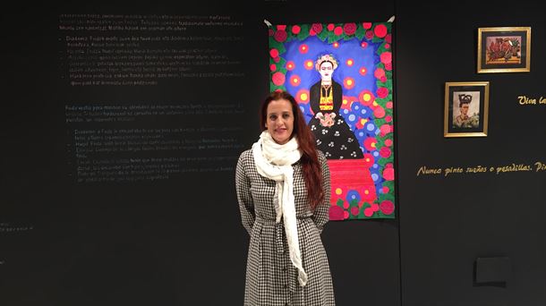 Aitziber Alonso, 'Frida Kahlo, artista eta aktibista' erakusketaren komisarioa. (Argazkia: EITB)