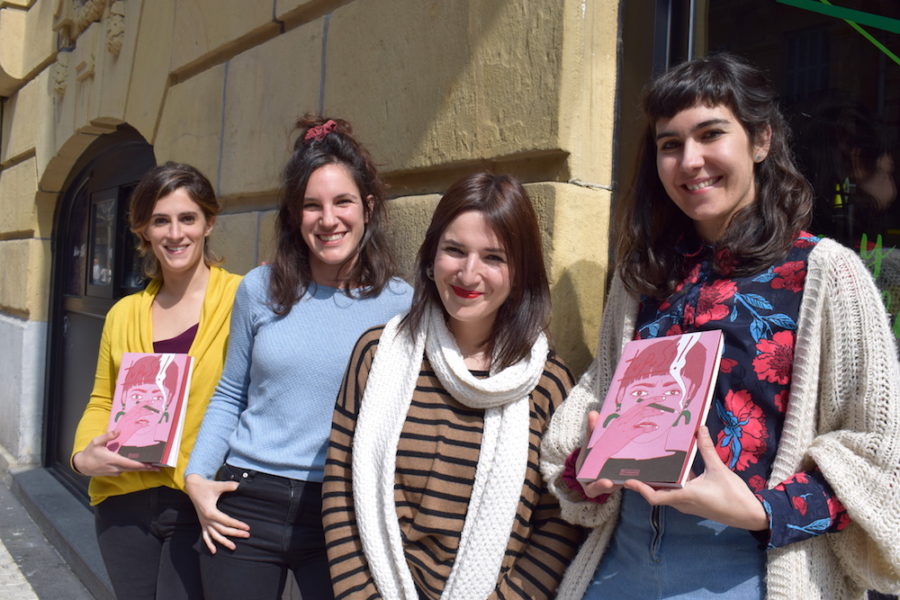 Ezkerretik eskuinera: Maitane Gartziandia, Loinaz Lekuona, Maite Gurrutxaga eta Ainara Azpiazu ‘Axpi’, liburuaren aurkezpenean. (Argazkia: Irati Salsamendi)