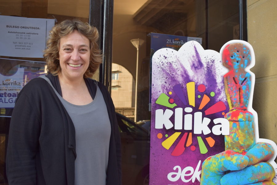 Aitziber Otegi, AEK-ko langilea eta 21. Korrikako arduraduna Donostian. (Argazkia: Irati Salsamendi)