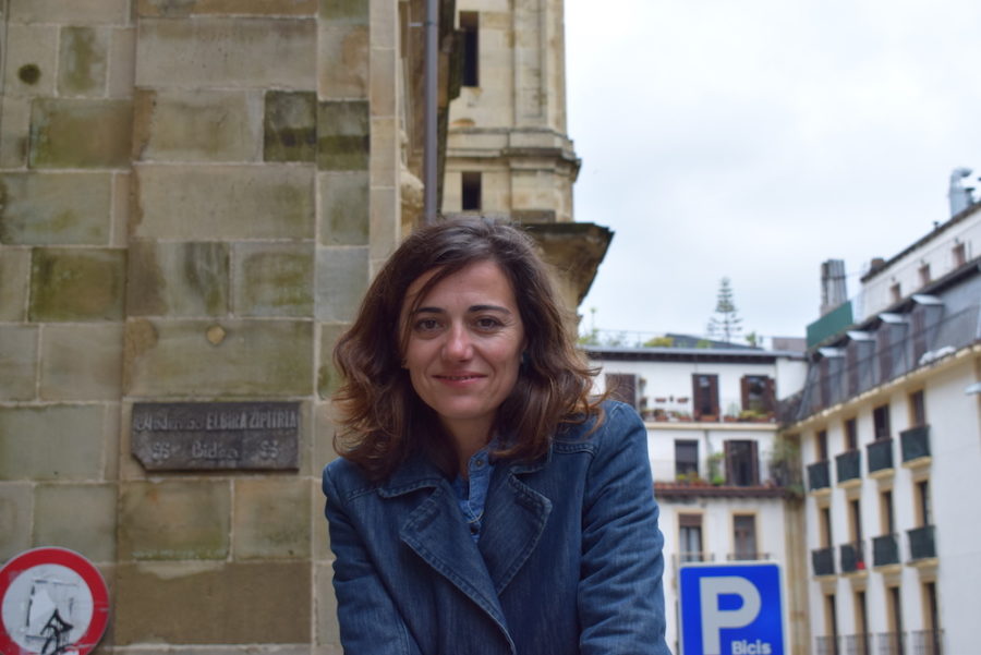 Maider Oleaga zinemagilea, Parte Zaharreko Elbira Zipitria bidean. (Argazkia: Irati Salsamendi)