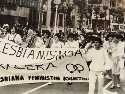 Lesbiana Feministen Kolektiboko kideak manifestazio batean, 1985ean. Ezkerretik bigarrena da Pilar Mendibil 'Pilon'. (Argazkia: Lesbiana Feministen Kolektiboa)