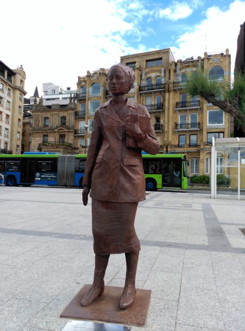 Clara Campoamor-en omenezko eskultura Kontxa inguruan, Vinuesa Plazan. (Argazkia: Wikimedia Commons) 