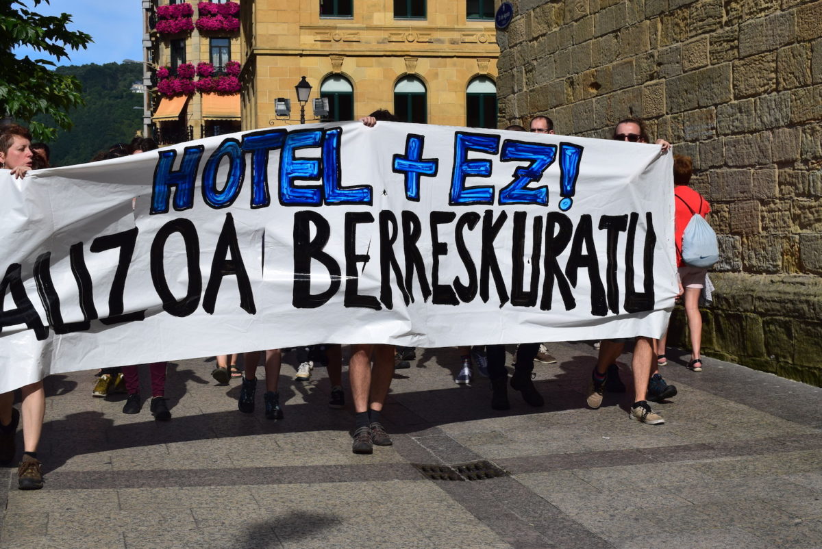 Manifestazioa egin dute Parte Zaharrean Hotel+ez taldeko kideek. (Argazkia: Irutxuloko Hitza)