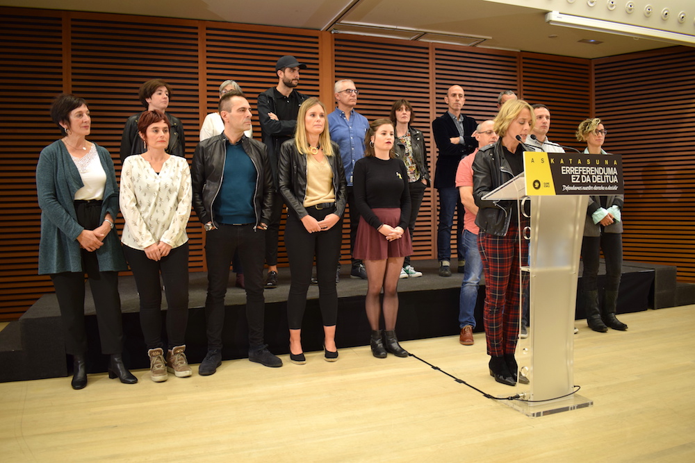 Pilar Kaltzada, Euskal Herriko eragile politiko, sozial eta sindikalek sinatutako manifestua irakurtzen. (Argazkia: Irati Salsamendi)