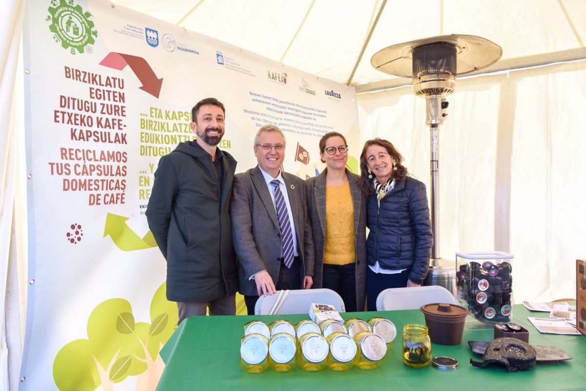 Kafea proiektua aurkeztu dute Gipuzkoako Foru Aldundiko Ingurumeneko Departamentuak, Donostiako Udalak, eta Ekogras, Lavazza eta Eskovazza enpresek. (Argazkia: Gipuzkoako Foru Aldundia)
