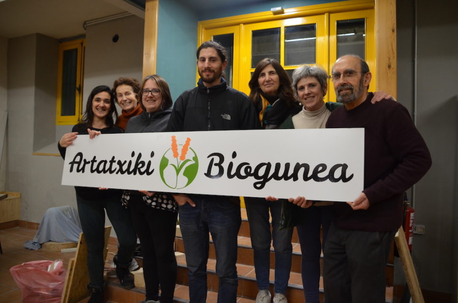 Artatxiki Biogunea elkarteko hainbat kide, denda berrian. (Argazkia: Irati Salsamendi)