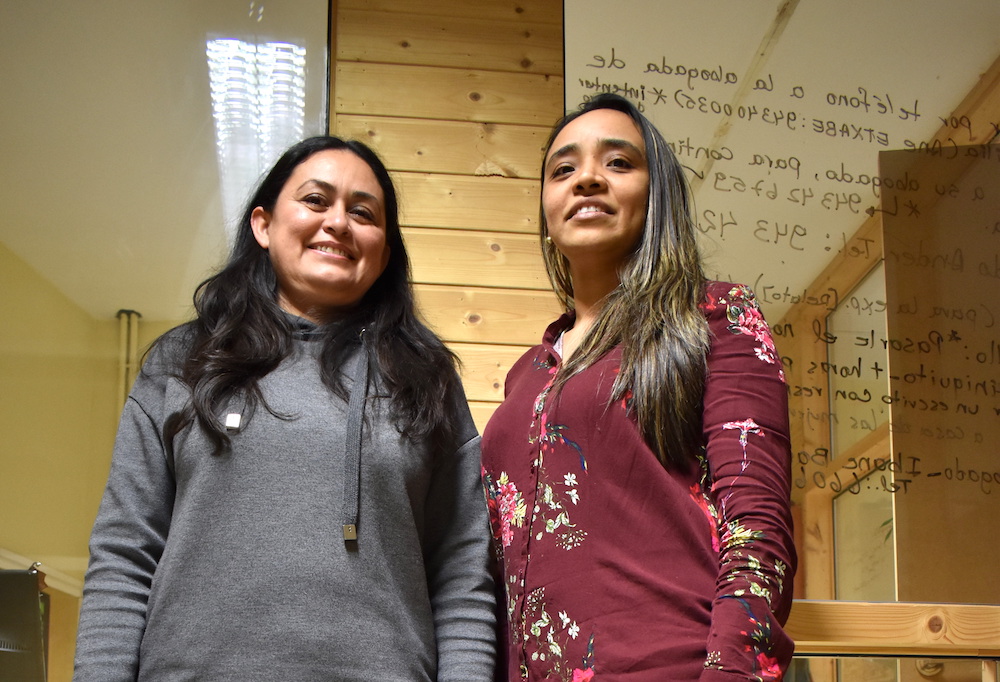 Marling Castillo eta Tatiana Bellorin, SOS Arrazakeria elkarteko etxeko langileen taldeko kideak. (Argazkia: Irati Salsamendi)