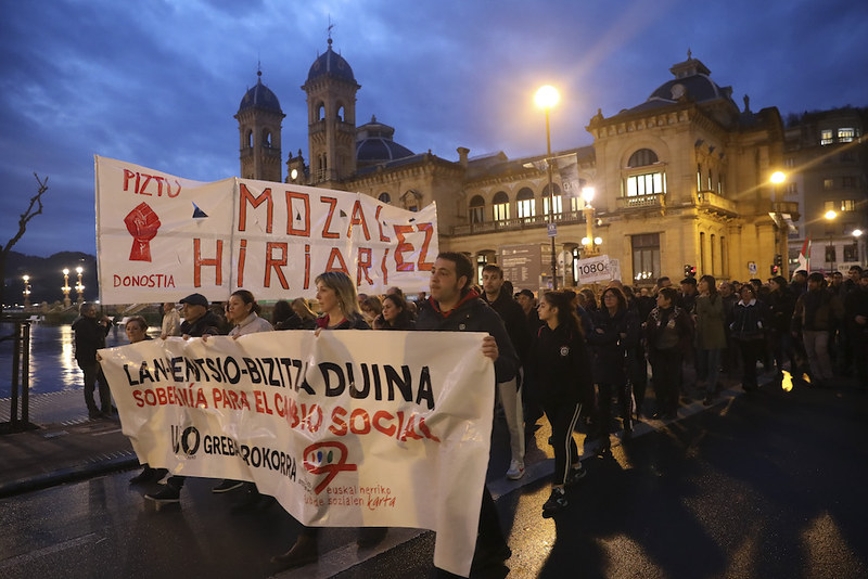 Piztu Donostia plataformaren pankarta bat, greba eguneko arratsaldeko manifestazioan. (Argazkia: Joseba Parron)