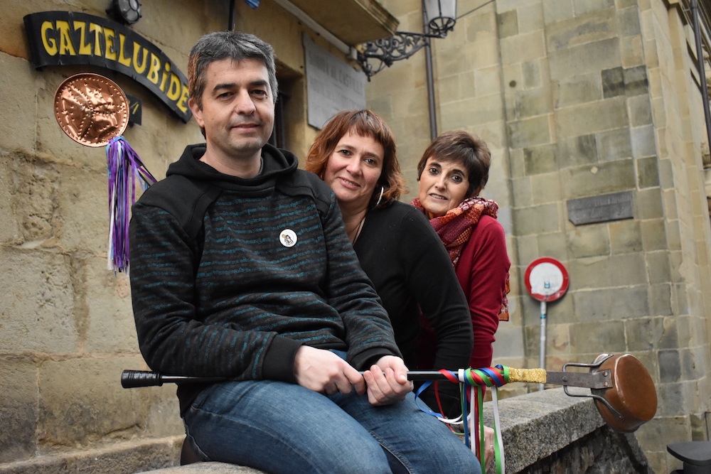 Ibon Otaegi, Amaia Garin eta Gemma Pousa, Hungariako Kaldereroen Konpartsa Tradizionaleko kideak. (Argazkia: Irati Salsamendi)
