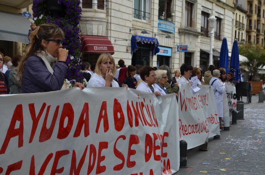 Donostiako Udaleko etxez etxeko langileak, grebako protesta batean. (Argazkia: Irati Salsamendi)