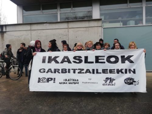 EHUko garbitzaileak eta ikasleak, Ibaetako campuseko protesta batean. (Argazkia: ELA)