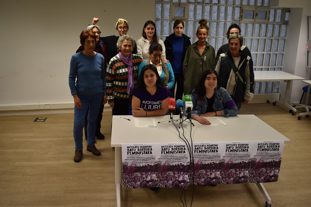 Donostiako mugimendu feministako kideak martxoaren 8ko aurkezpenean. (Argazkia: Irati Salsamendi)
