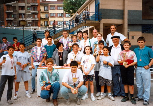 Pedro Lazkano, argazkiaren erdian, Herrerako bolariekin, 1989. urtean. (Argazkia: Estibaus)