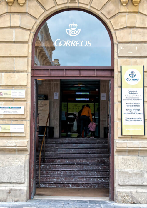 Urdaneta kaleko Correosen bezeroen arreta ordutegia murriztu dute. (Argazkia: Joseba Parron)