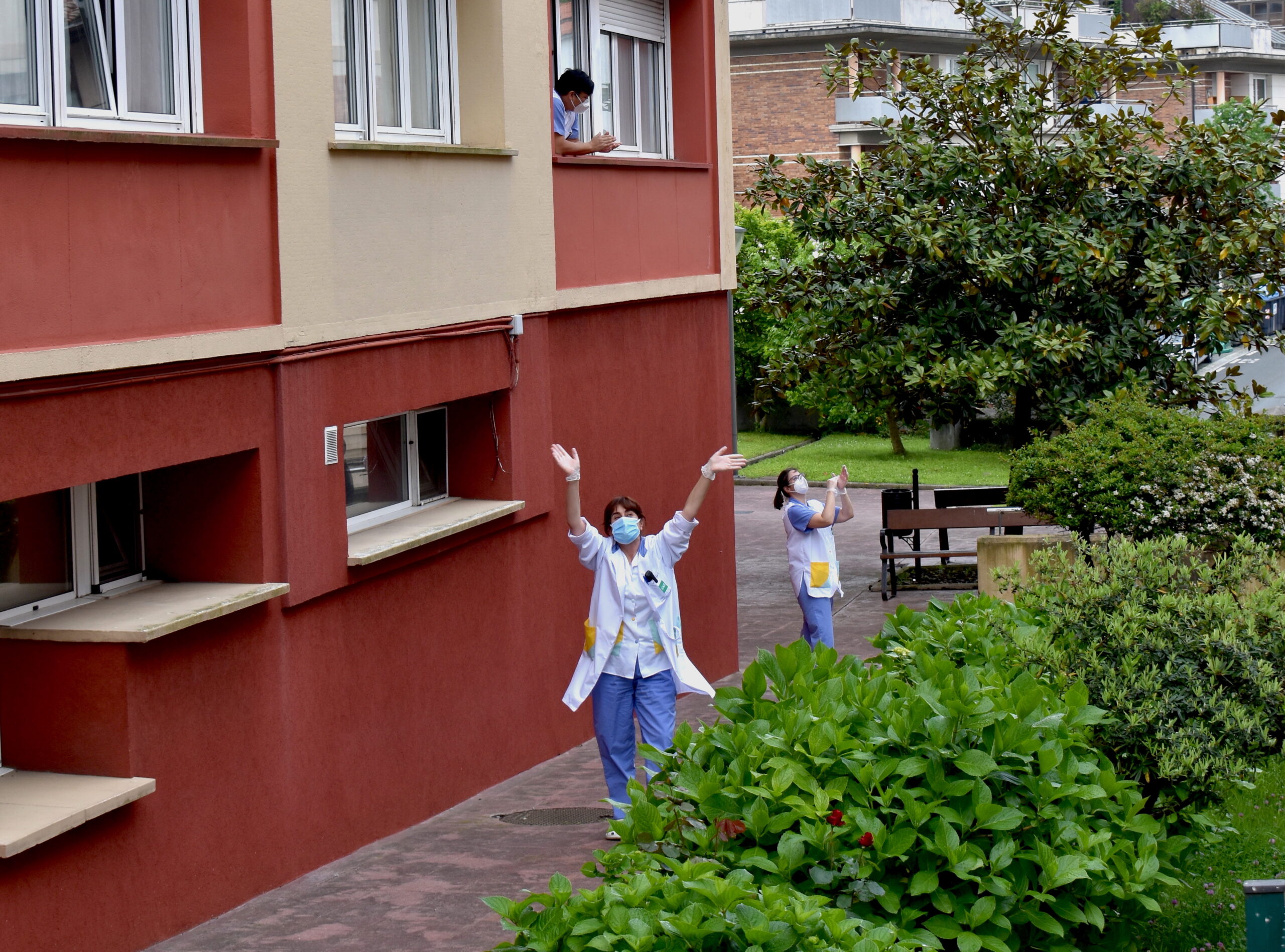 Egiako Ametzagaña kaleko La Paz erresidentziako langileak egunero irteten dira kalera, 12:00etan, bizilagunak agurtzera; elkar txalotzen dute, elkartasun keinu gisa. (Argazkia: Irati Salsamendi)