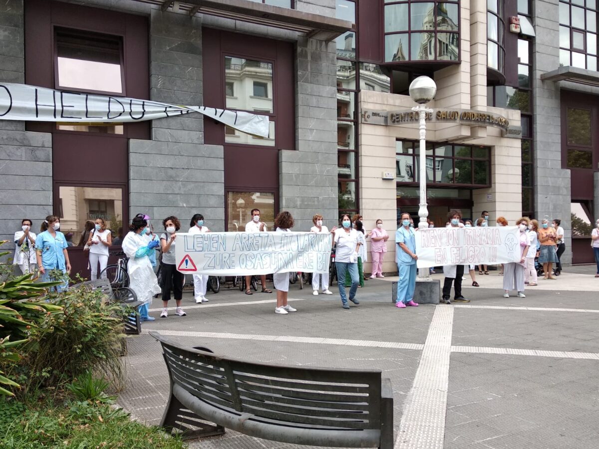 Ondarretako anbulatorioan egin duten protesta. (Argazkia: LAB sindikatua)