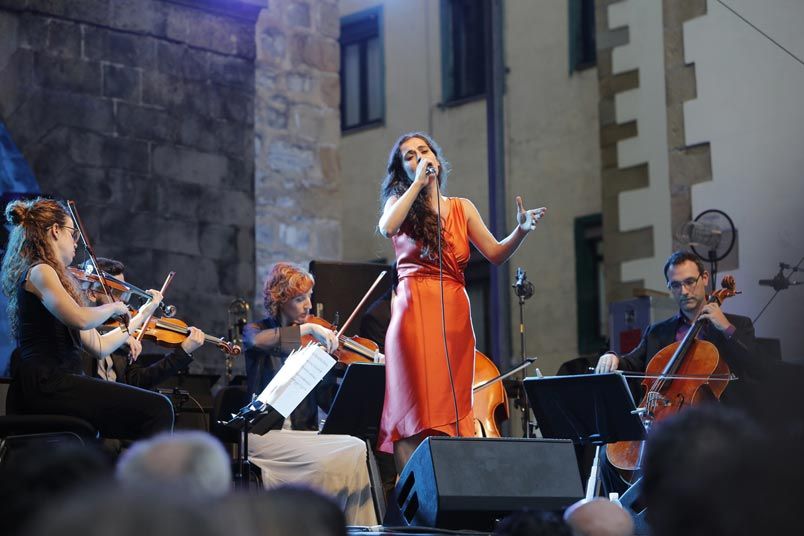 Silvia Perez Cruz musikaria, 2015. urteko Jazzaldian, Trinitate plazan. (Argazkia: Noiz)