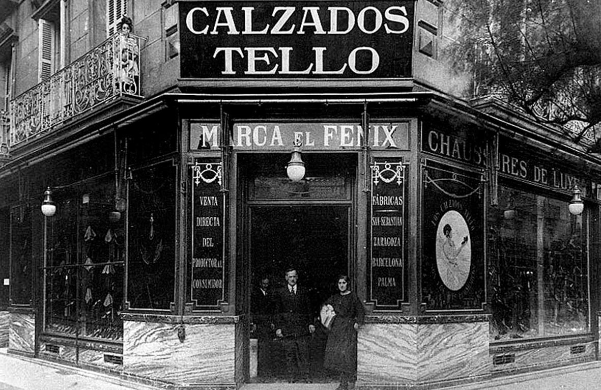 Miguel Tello, 1930ean, Urbieta kaleko dendaren atarian. (Argazkia: Revista San Sebastian)