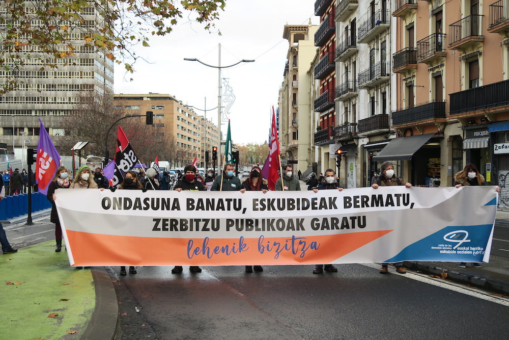 Euskal Herriko Eskubide Sozialen Kartak manifestazioa egin du gaur, Tabakaleratik hasita. (Argazkia: Mikel Elkoroberezibar Beloki)