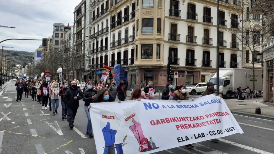 200 pertsona inguru izan dira gaur eguerdiko manifestazioan. (Argazkia: ELA)