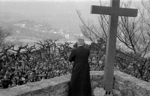 1967ko argazkia, Aste Santuko ‘via crucis’-eko mezakoa, Jesusen Bihotzaren azpian, Urgull mendian. (Argazkia: Paco Marín / Kutxa Fototeka)