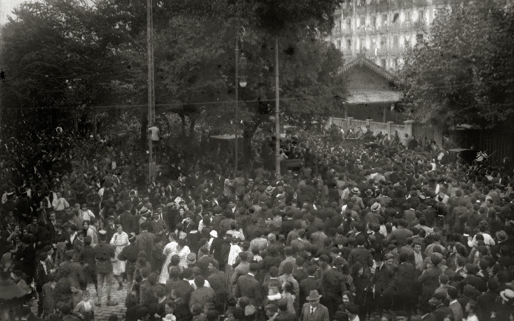 Easo plazako geltoki aurrean jende pilaketa, 1919. urtean. (Argazkia: Martin Ricardo / Kutxa Fototeka)