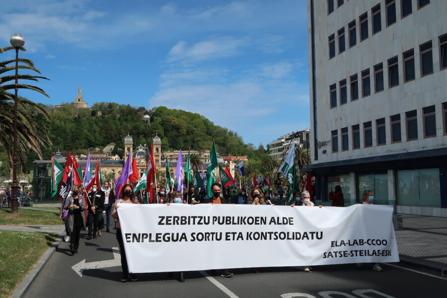 Eguerdiko manifestazioan jendetza bildu da. (Argazkia: Mikel Elkoroberezibar Beloki)