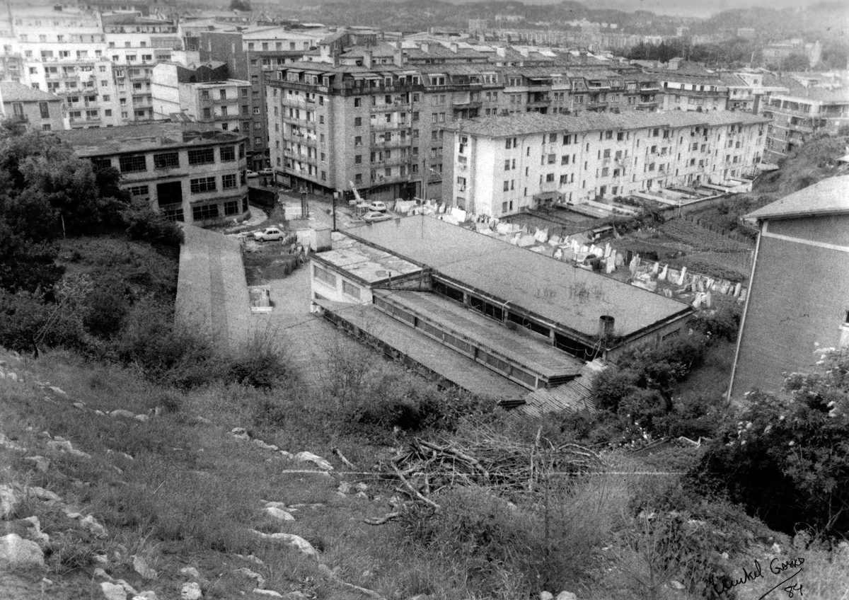 Egungo Plaza Haundi, 1984an: Marmoles Cantabriaren eraikina hutsik. (Argazkia: Mikel Gaska / Gordegia)