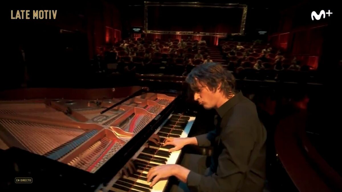 Mikel Azpiroz pianoa jotzen, Buenafuenteren saioan. (Argazkia: Movistar+)