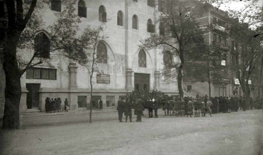 Egiako frantziskotarren elizaren kanpoaldea, 1935ean. (Argazkia: Pascual Marin / Kutxa Fototeka)