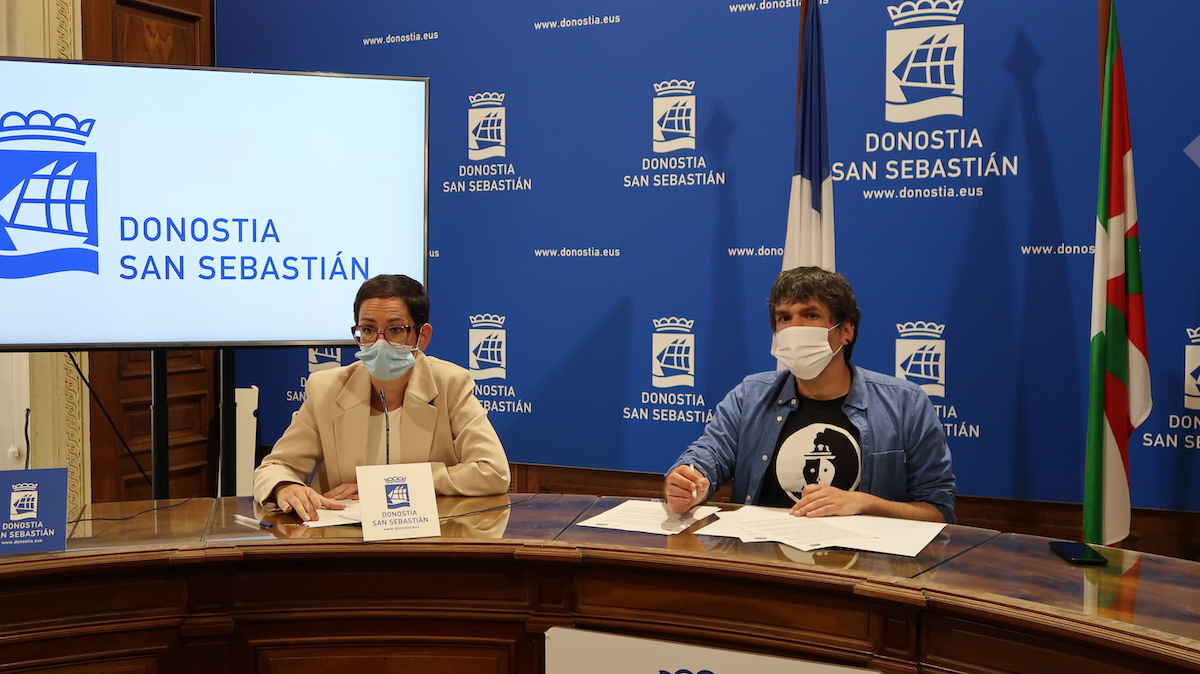 Haizea Garai eta Markel Ormazabal, gaur goizean udaletxean egindako prentsaurrekoan. (Argazkia: Mikel Elkoroberezibar Beloki)