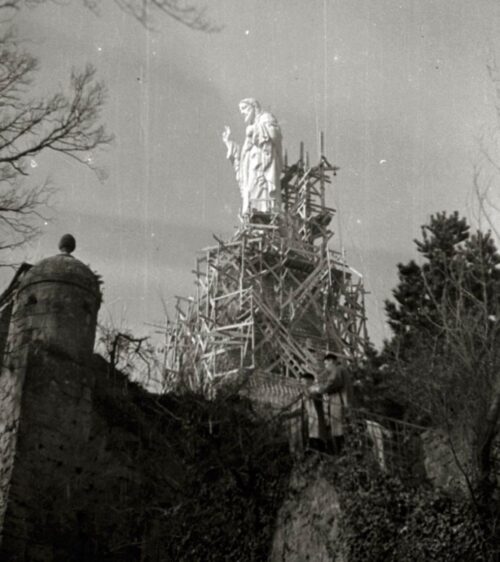 1950ean Urgull mendian Jesusen Bihotza omentzen duen eskultura eraikitzen ari zireneko argazkia. (Argazkia: Paco Mari / Kutxa Fototeka)