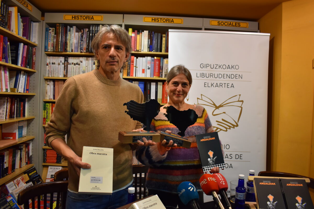Juan Tallon eta Miriam Luki, 2023ko Zillarrezko Euskadi sariekin.