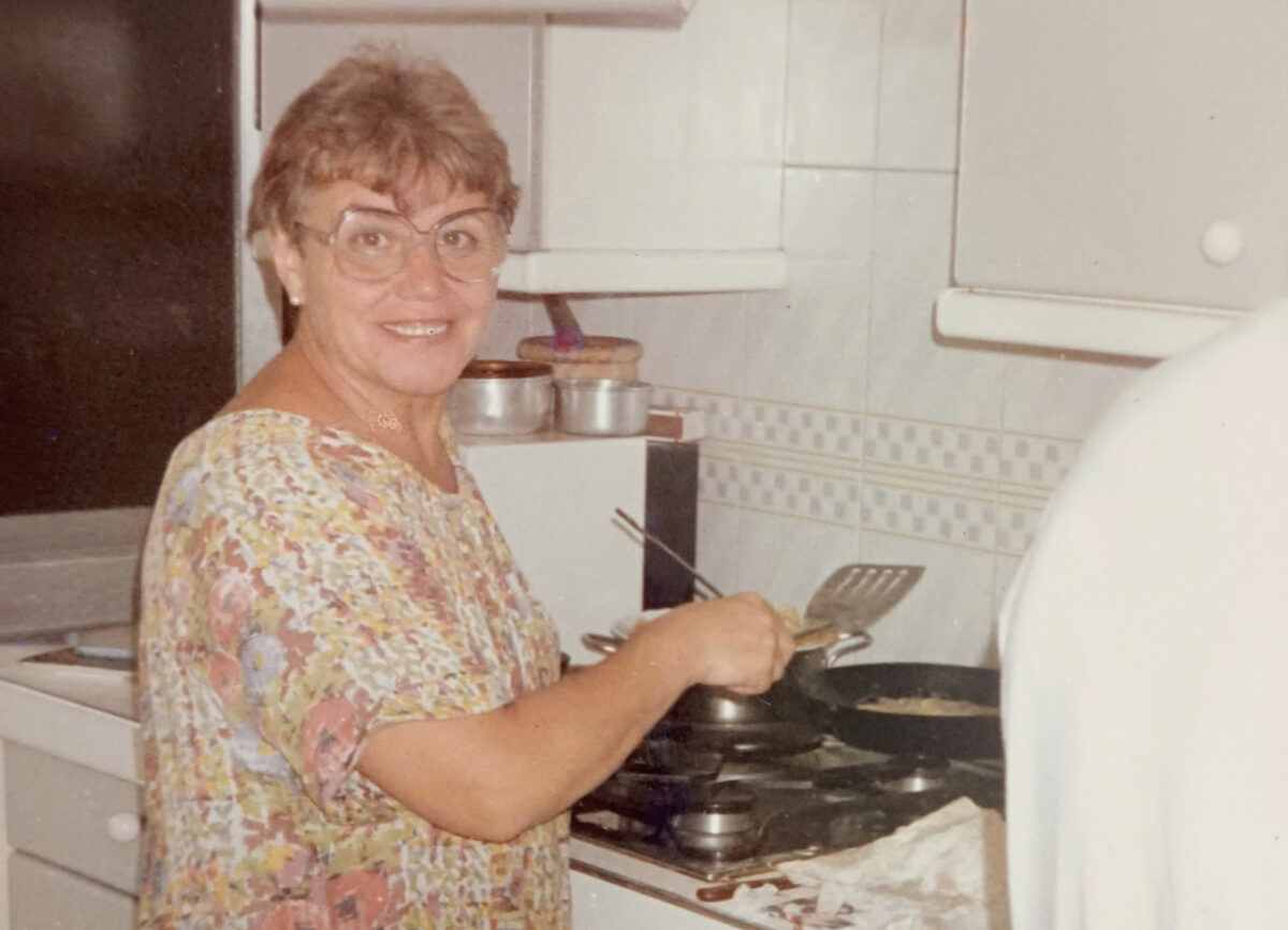 Mari Karmen Pilarte bere etxeko sukaldean.