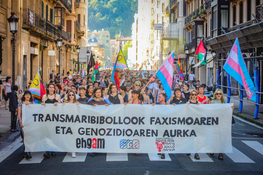 Manifestazio jendetsua eta koloretsua egin dute Erdialdeko kaleetan barrena