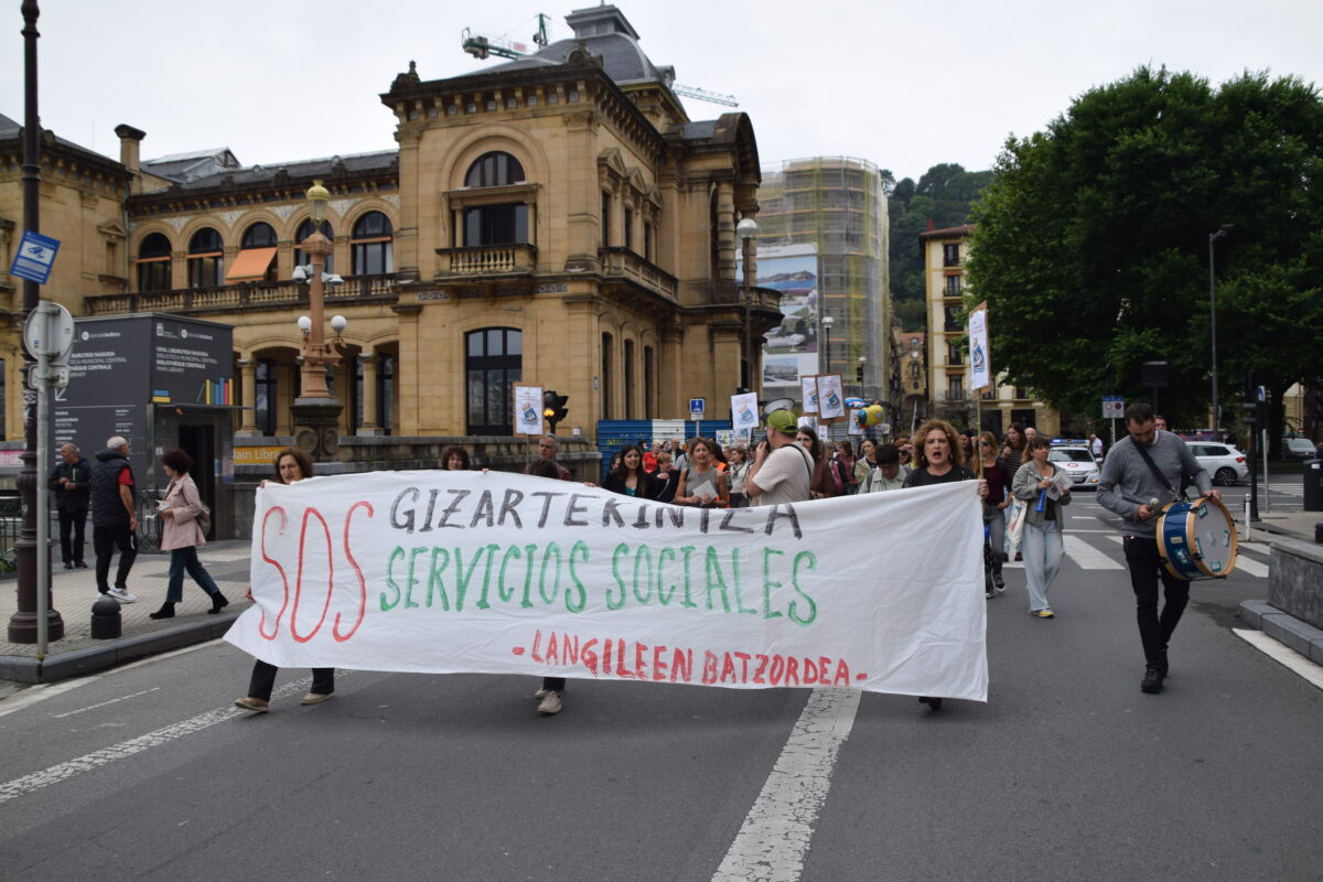 Udaleko Gizarte Ekintzako langileek manifestazioa egin dute greba egunean.