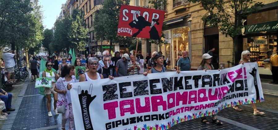 Zezenketen aurkako manifestazioa.