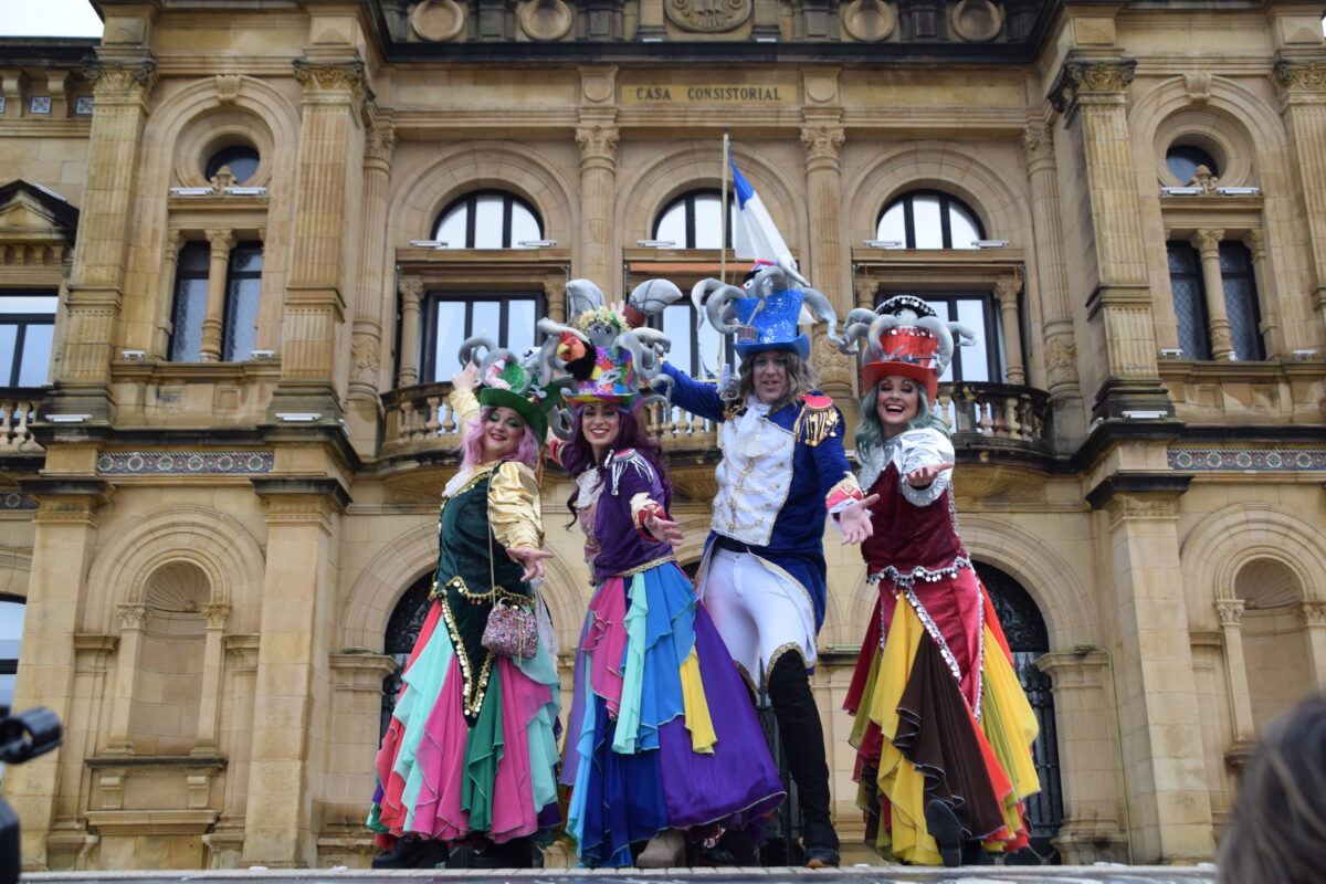 Momo Jainkosa eta bere segizioa