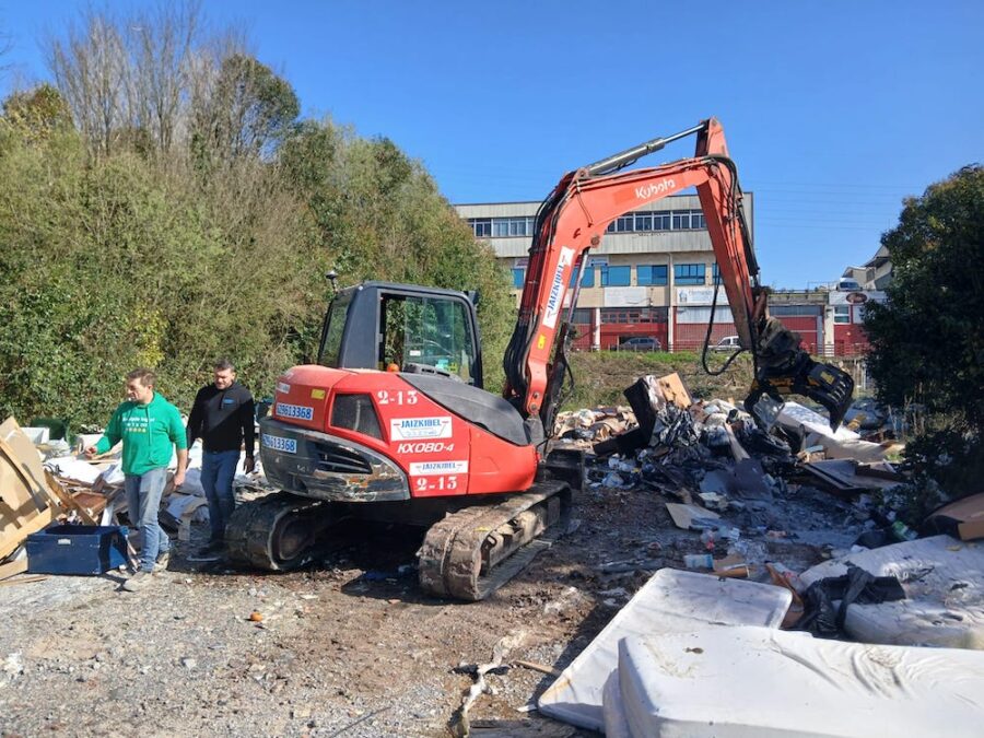 Torrua Zaharreko lursaila garbitu dute