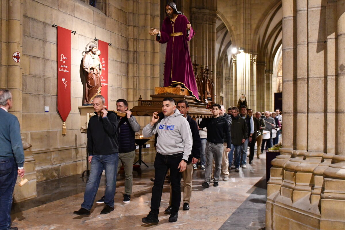 Ostiral Santuko prozesioa entsegua